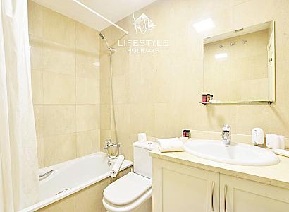 Appartement » ruime badkamer met ligbad